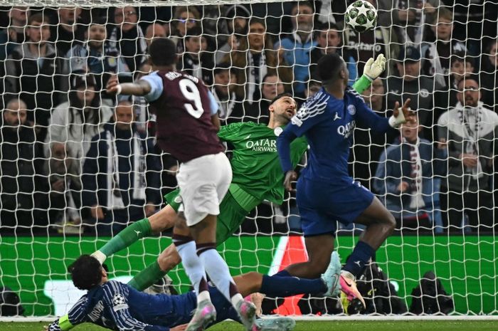Penyelamatan kiper PSG, Gianluigi Donnarumma, untuk tembakan penyerang Aston Villa, Marcus Rashford, dalam laga Liga Champions pada Selasa (15/4/2025) di Villa Park.