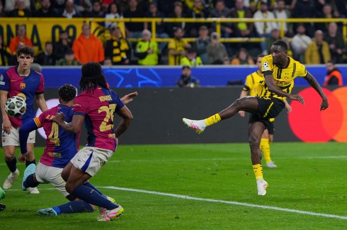 Penyerang Borussia Dortmund, Serhou Guirassy melepaskan tembakan ke gawang Barcelona pada laga Liga Champions di Signal Iduna Park (15/4/2025).