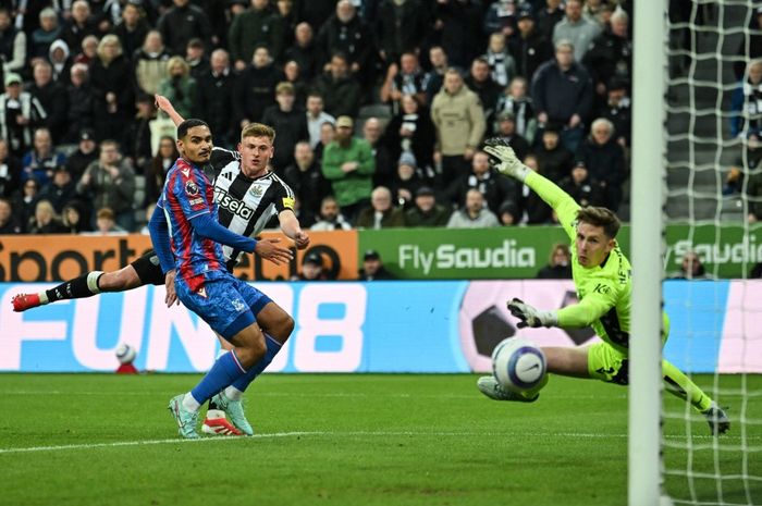 Harvey Barnes mencetak salah satu gol Newcastle United saat mengalahkan Crystal Palace 5-0 dalam laga tunda Liga Inggris, Rabu (16/4/2025) di St James' Park.