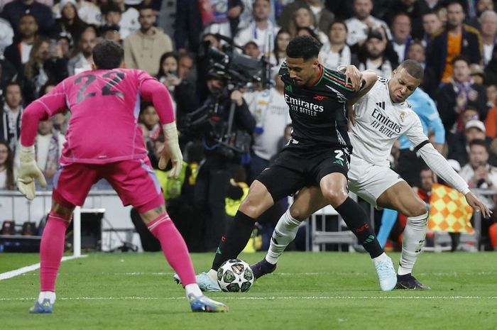 Kylian Mbappe mencoba mengambil bola dari William Saliba dalam duel Real Madrid vs Arsenal pada perempat final Liga Champions di Santiago Bernabeu, Madrid (16/4/2025).