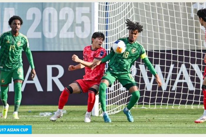 Suasana pertandingan antara Arab Saudi Vs Korea Selatan di semifinal Piala Asia U-17 2025 di Okaz Stadium, Taif, Arab Saudi pada Kamis (17/4/2025).