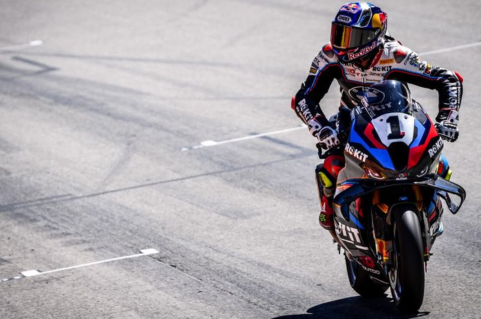 Pembalap ROKiT BMW Motorrad, Toprak Razgatlioglu, merayakan kemenangan pada balapan kedua WorldSBK Portugal di Sirkuit Algarve, Portimao, Portugal, 30 Maret 2025. 