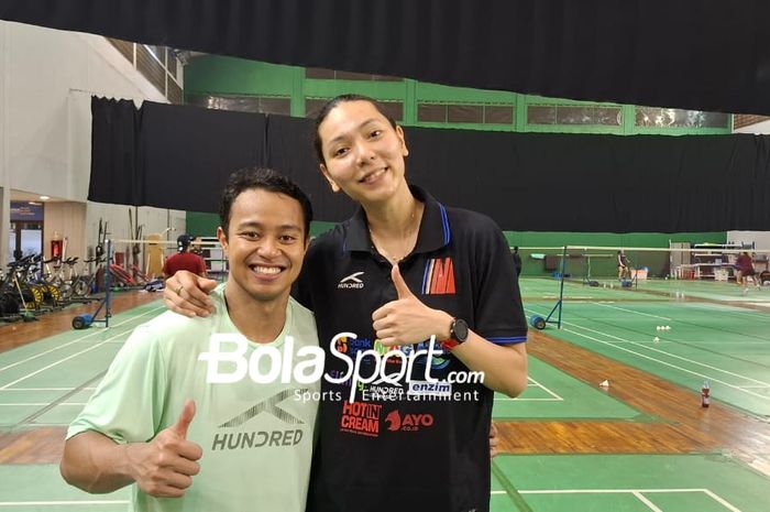 Pasangan ganda campuran Indonesia, Rehan Naufal Kusharjanto/Gloria Emanuelle Widjaja, berpose di pelatnas Cipayung, Jakarta, Rabu (16/4/2025).