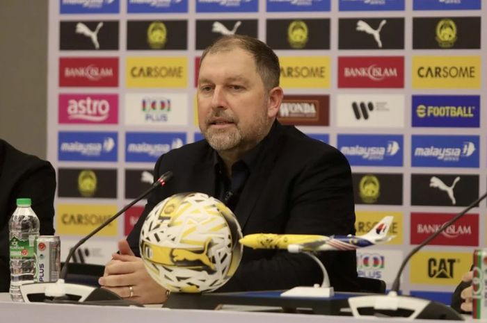 Pelatih Timnas Malaysia Peter Cklamovski saat menghadiri konferensi pers.