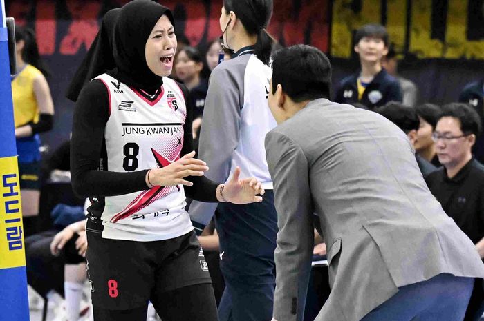 Megawati Hangestri Pertiwi melakukan tos dengan pelatih Daejeon JungKwanJang Red Sparks, Ko Hee-jin, pada laga ketiga semifinal playoff Liga Voli Korea di Suwon Indoor Gymnasium, Sabtu (29/3/2025).