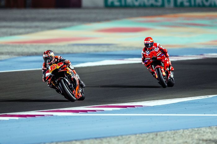 Pembalap Red Bull KTM Tech3, Maverick Vinales di depan dari pembalap Ducati Lenovo, Marc Marquez dalam balapan MotoGP Qatar 2025