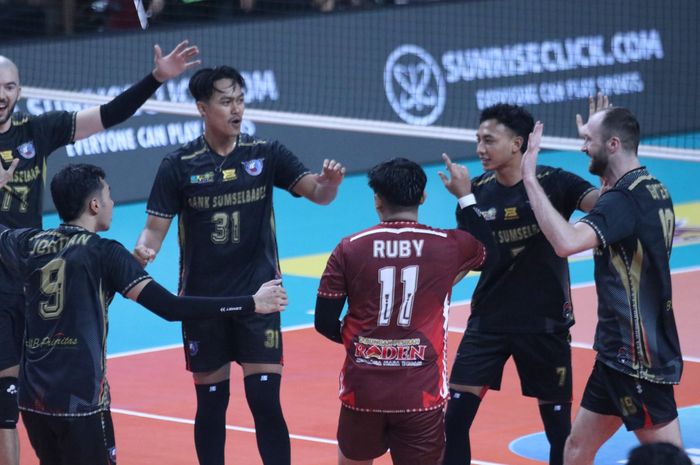 Palembang Bank SumselBabel sukses mengalahkan Jakarta Bhayangkara Presisi dengan dramatis pada laga kedua final four Proliga 2025 di GOR Jayabaya, Kediri, Jawa Timur, Sabtu (19/4/2025).