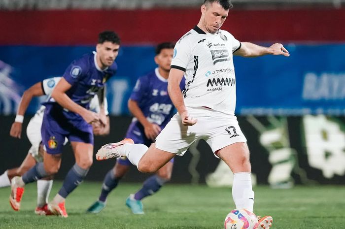 Pemain Persija, Ondrej Kudela, mencetak gol ke gawang Persik Kediri melalui titik putih (19/4/2025)