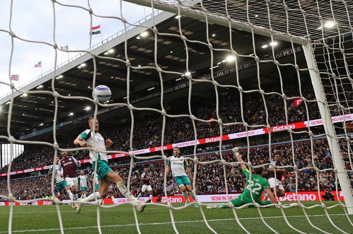 Gawang Newcastle United dijebol Ian Maatsen dalam laga Liga Inggris melawan Aston Villa di Villa Park, Sabtu (19/4/2025).