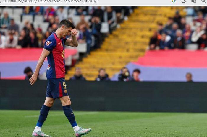 Robert Lewandowski menjadi 'tumbal' kemenangan comeback Barcelona atas Celta Vigo dalam lanjutan Liga Spanyol 2024-2025, Sabtu (19/4/2025) malam WIB.