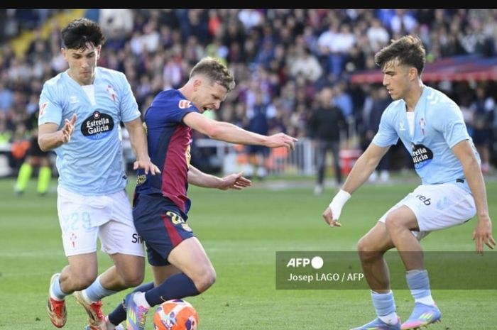 Pelanggaran terhadap Dani Olmo di kotak penalti memicu lahirnya gol penentu kemenangan Barcelona atas Celta Vigo di Liga Spanyol (19/4/2025).