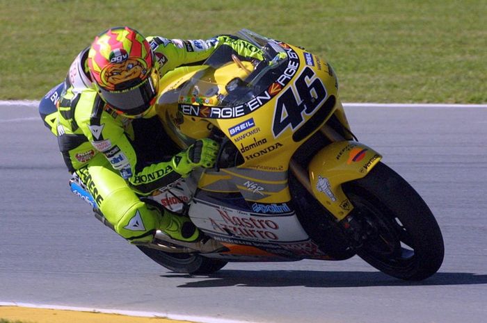 Valentino Rossi saat membalap di GP Afrika Selatan 2001. Sang legenda MotoGP melakukan start dari pole position untuk pertama kalinya di kelas utama pada 22 April 2001.
