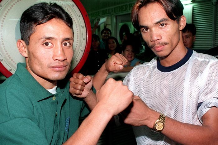 Duel Manny Pacquiao (kanan) kontra Gabriel Mira berlangsung pada 24 April 1999 di Quezon City, Filipina.