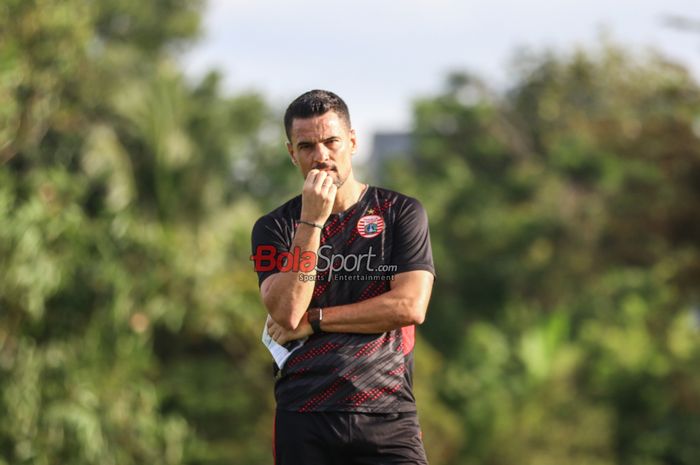 Pelatih Persija Jakarta, Carlos Pena, sedang memantau para pemainnya berlatih di Lapangan Nirwana Park, Sawangan, Jawa Barat, Rabu (23/4/2025).