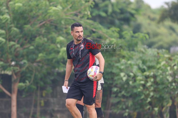 Pelatih Persija Jakarta, Carlos Pena, sedang memantau para pemainnya berlatih di Lapangan Nirwana Park, Sawangan, Jawa Barat, Rabu (23/4/2025) siang.