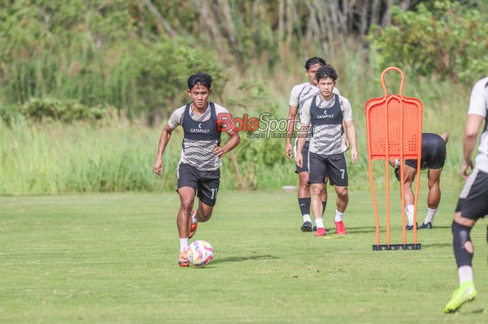 Eks pemain Persija Jakarta Firza Andika (kiri) resmi bergabung dengan Bhayangkara FC.