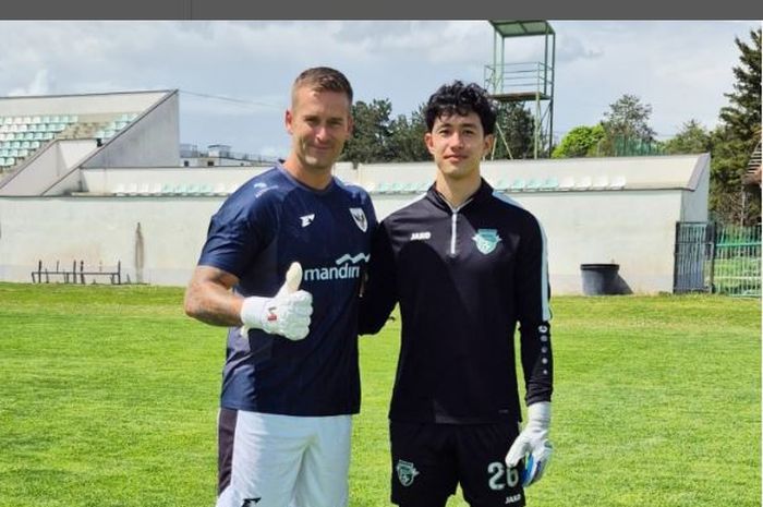 Pelatih kiper Timnas Indonesia, Sjoerd Woudenberg, saat menyambangi Cyrus Margono.