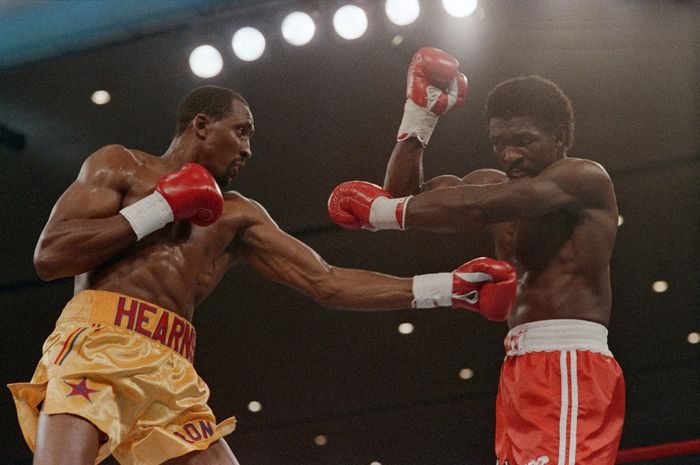 Thomas Hearns (kiri), pernah mempertahankan sabuk juara dengan membuat 2 mata lawannya tak bisa melihat pada 25 April 1981.