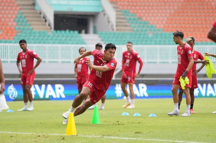 Para pemain Malut United FC menjalani latihan resmi di Stadion Pakansari sehari menjelang laga Liga 1 melawan Dewa United, Jumat (25/4/2025).  
