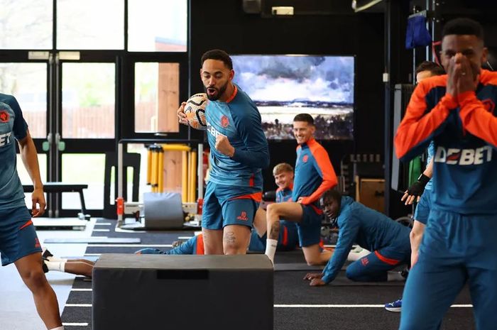 Justin Hubner bersama Matheus Cunha dan pemain Wolverhampton lainnya. 