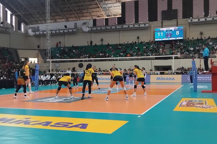 Aksi Gresik Petrokimia Pupuk Indonesia vs Jakarta Electric PLN pada Final Four Proliga 2025 di GOR Jatidiri, Semarang, Jawa Tengah, Kamis (24/4/2025).