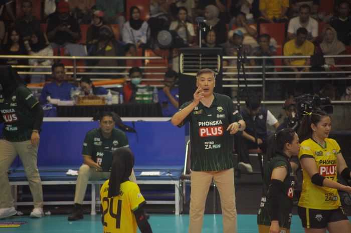 Pelatih Gresik Petrokimia Pupuk Indonesia, Jeff Jiang Jie, memberikan instruksi dalam laga melawan Jakarta Electric PLN pada final four Proliga 2025 di GOR Jatidiri, Semarang, Jawa Tengah, Kamis (24/4/2025).