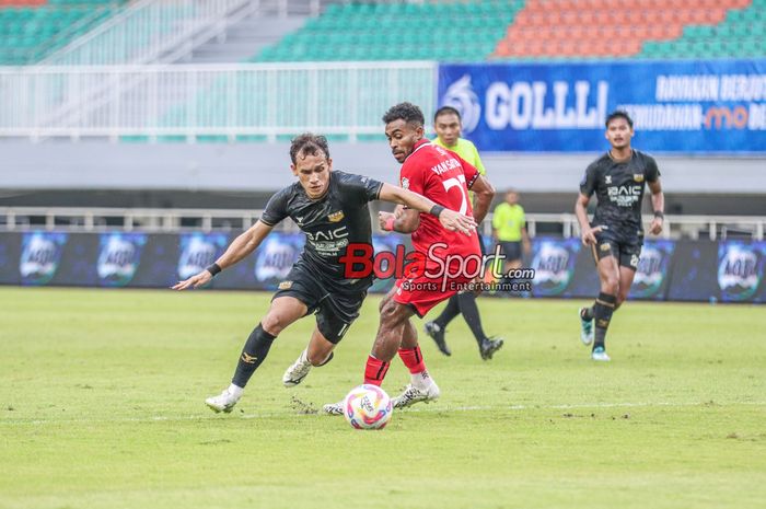 Egy Maulana Vikri (kiri) sedang menguasai bola dan dibayangi Yance Sayuri (kanan) dalam laga pekan ke-30 Liga 1 2024/2025 antara Dewa United versus Malut United di Stadion Pakansari, Bogor, Jawa Barat, Jumat (25/4/2025).