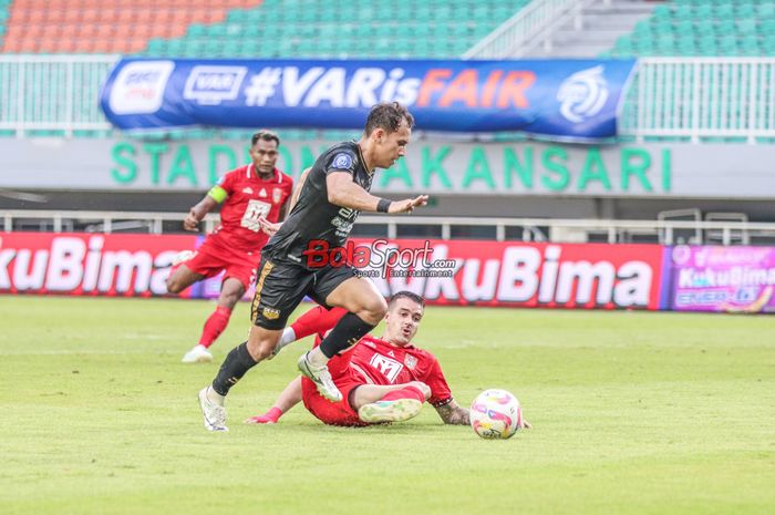 Egy Maulana Vikri (kiri) sedang menguasai bola dan dibayangi Jesus Maria Meneses Sabater alias Chechu (kanan) dalam laga pekan ke-30 Liga 1 2024/2025 antara Dewa United versus Malut United di Stadion Pakansari, Bogor, Jawa Barat, Jumat (25/4/2025).