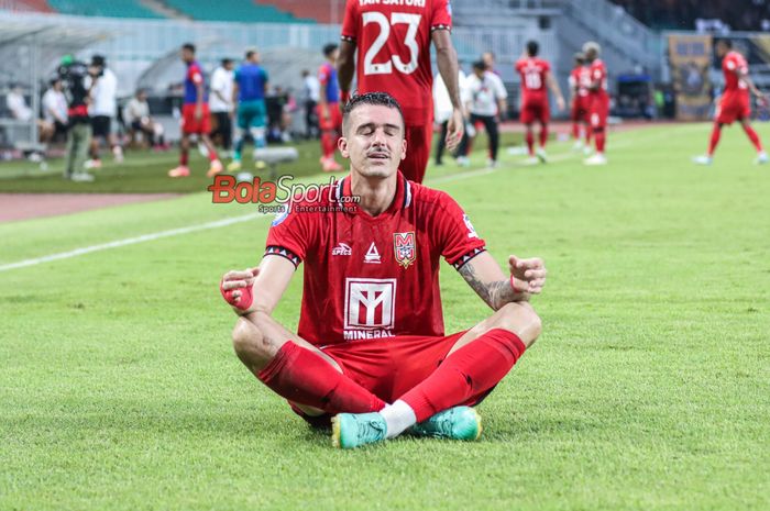 Jesus Maria Meneses Sabater alias Chechu melakukan selebrasi seusai mencetak gol dalam laga pekan ke-30 Liga 1 2024/2025 antara Dewa United versus Malut United di Stadion Pakansari, Bogor, Jawa Barat, Jumat (25/4/2025).