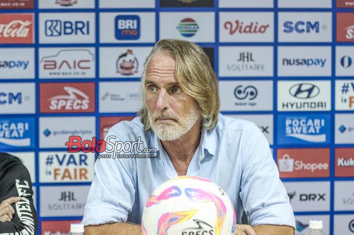 Pelatih Dewa United, Jan Olde Riekerink, sedang memberikan keterangan kepada awak media di Stadion Pakansari, Bogor, Jawa Barat, Jumat (25/4/2025).