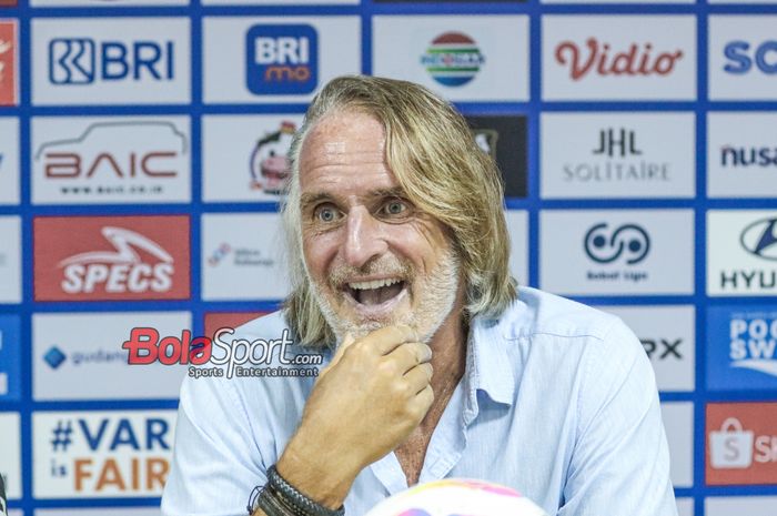Pelatih Dewa United, Jan Olde Riekerink, sedang memberikan keterangan kepada awak media di Stadion Pakansari, Bogor, Jawa Barat, Jumat (25/4/2025).