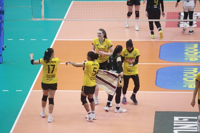 Para pemain Gresik Petrokimia Pupuk Indonesia melakukan seleberasi usai memenangkan laga final four Proliga 2025 kontra Jakarta Electric PLN, Kamis (24/4/2025) di GOR Jatidiri, Semarang, Jawa Tengah.