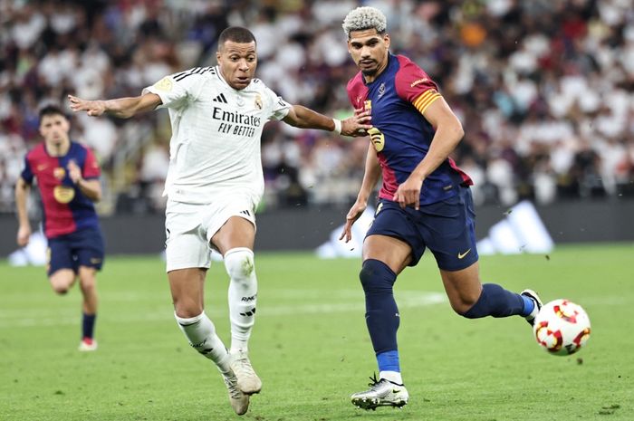 Kylian Mbappe (kiri) berduel dengan Ronald Araujo dalam duel Real Madrid vs Barcelona saat El Clasico mentas di final Piala Super Spanyol (12/1/2025).