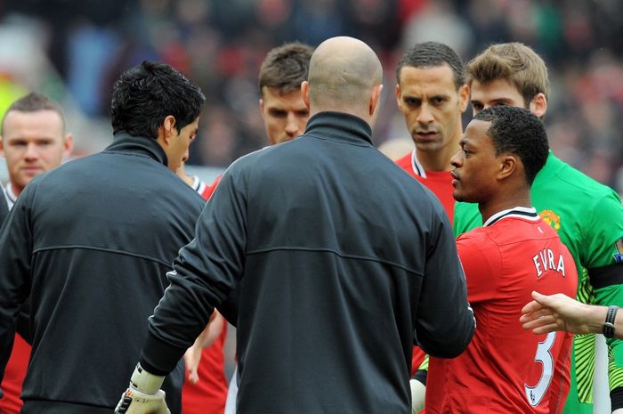 Mantan pemain Man United Patrice Evra (kiri) resmi menjadi petarung MMA untuk ajang PFL, dia menantang Luis Suarez yang pernah bersinggungan saat masih di Liga Inggris