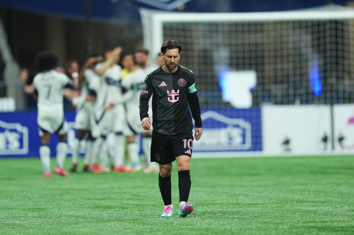 Lionel Messi memperlihatkan gestur masam saat diprovokasi fan dengan menunjukkan jersei rivalnya, Cristiano Ronaldo, di Stadion Vancouver pasca-kekalahan Inter Miami pada Piala Champions CONCACAF.