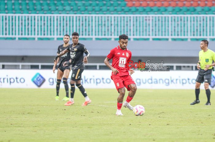 Yance Sayuri (kanan) sedang menguasai bola dalam laga pekan ke-30 Liga 1 2024/2025 antara Dewa United versus Malut United di Stadion Pakansari, Bogor, Jawa Barat, Jumat (25/4/2025).