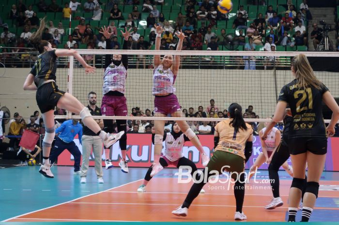 Spiker Gresik Petrokimia Pupuk Indonesia, Julia Sangiacomo, melakukan spike di hadapan barisan blok Jakarta Popsivo Polwan pada laga putaran kedua final four Proliga 2025 di GOR Jatidiri, Semarang, Jawa Tengah, 26 April 2025.