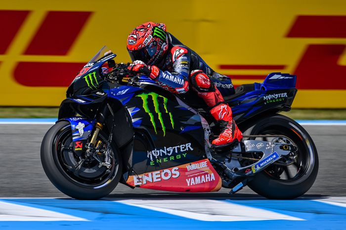 Pembalap Monster Energy Yamaha, Fabio Quartararo, merasa diuntungkan dengan duel sengit Marc Marquez dan Francesco Bagnaia di MotoGP Spanyol 2025.