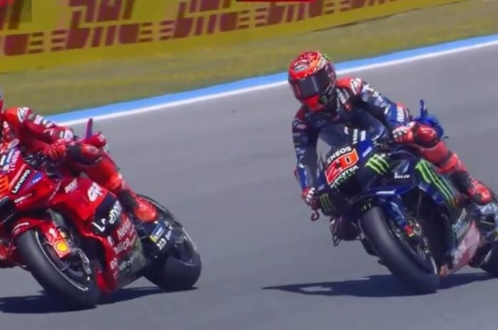 Marc Marquez (Ducati Lenovo) menyalip Fabio Quartararo (Monster Energy Yamaha) pada hasil sprint MotoGP Spanyol 2025 di Sirkuit Jerez, Spanyol, Sabtu (26/4/2025).