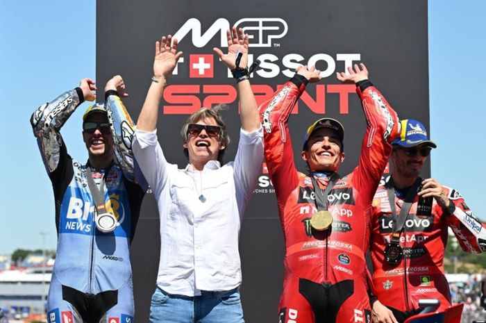 Francesco Bagnaia (kanan) saat berdiri di podium sprint race MotoGP Spanyol 2025 bersama pemenang, Marc Marquez, dan peraih runner-up, Alex Marquez, di Sirkuit Jerez, Spanyol, Sabtu (26/4/2025).