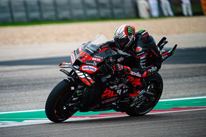 Pembalap Aprilia Racing, Marco Bezzecchi dalam balapan MotoGP 2025