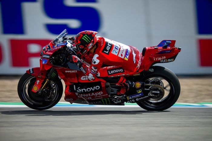 Pembalap Ducati Lenovo, Francesco Bagnaia, dalam sesi Practice MotoGP Spanyol 2025 di Sirkuit Jerez, Spanyol