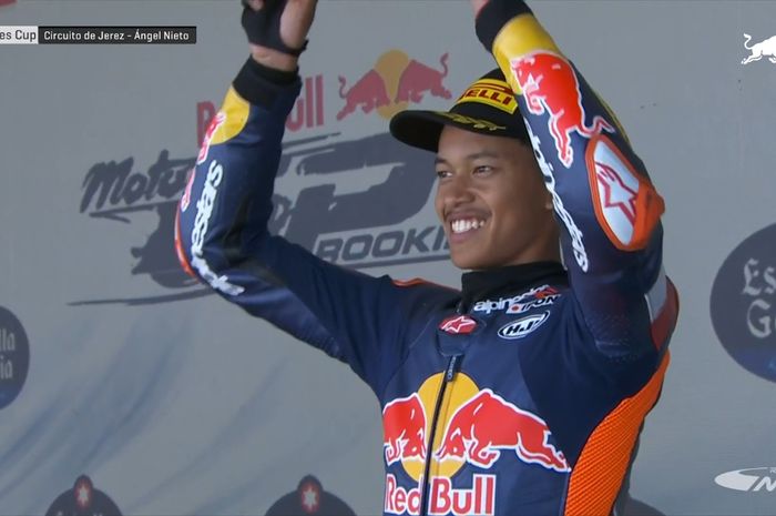 Veda Ega Pratama berdiri di podium setelah finis ketiga pada balapan kesatu Red Bull Rookies Cup 2025 seri Jerez di Sirkuit Jerez, Jerez de la Frontera, Spanyol, 26 April 2025.