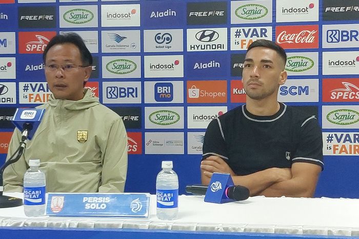 Pelatih Persis Solo, Ong Kim Swee dan pemain Lautaro Bellegia, saat memberikan keterangan kepada media jelang melawan Persita, Sabtu (26/4/2025).