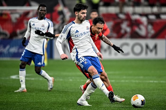 Aksi bek timnas Indonesia, Sandy Walsh, saat Yokohama F. Marinos menghadapi Shanghai Port FC pada duel Liga Champions Asia (19/2/2025).