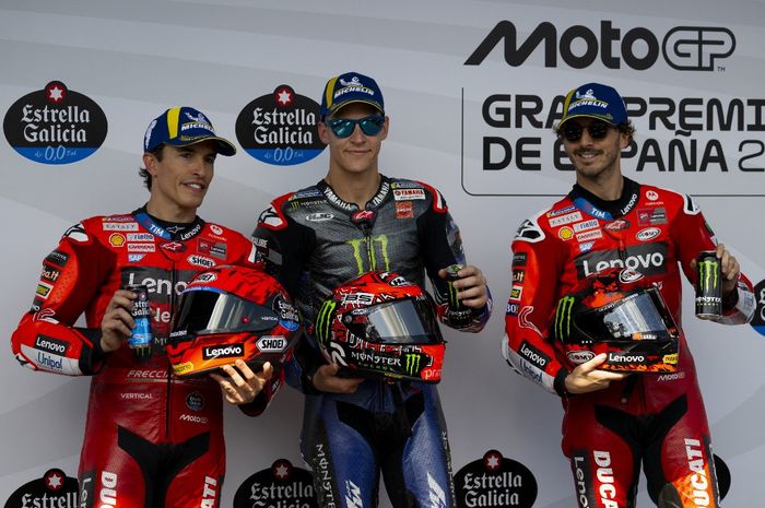 Dari kiri ke kanan, Marc Marquez (Ducati), Fabio Quartararo (Monster Energy Yamaha), dan Francesco Bagnaia (Ducati) setelah kualifikasi MotoGP Spanyol 2025 di Sirkuit Jerez, Sabtu (26/4/2025).