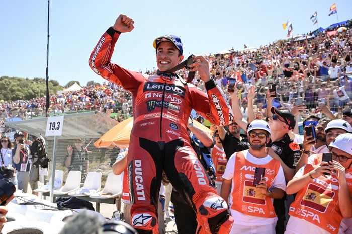 Pembalap Ducati, Marc Marquez, melakukan selebrasi setelah memenangi sprint race MotoGP Spanyol 2025 di Sirkuit Jerez, Sabtu (26/4/2025).