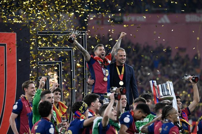 Hansi Flick (atas, kanan) membawa Barcelona juara Copa del Rey usai kalahkan Real Madrid pada El Clasico yang mentas dalam final di La Cartuja, Seville (26/4/2025).