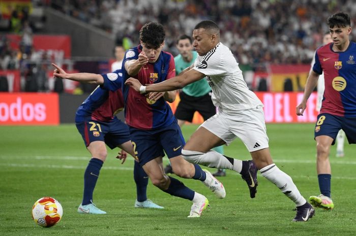 Penyerang Real Madrid, Kylian Mbappe, berduel dengan bek Barcelona, Pau Cubarsi, dalam laga final Copa del Rey, Sabtu (26/4/2025) di Sevilla.