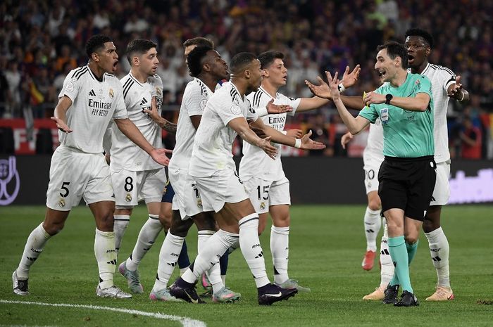 Real Madrid masih belum mau menyerah mengejar Barcelona dalam perebutan gelar Liga Spanyol.